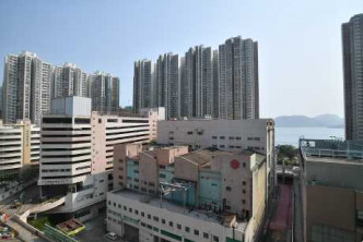 從單位望出，近看有香港電燈及海怡西廣場，亦可遠眺少量海景。