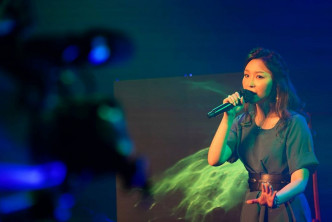 17年，徐加晴以獨立歌手身份出道，她直言靠靈異工作搵錢追夢。