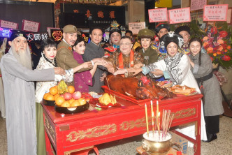 呂珊、龍貫天和李居明昨晚現身粵劇《共和三夢》切燒豬儀式。