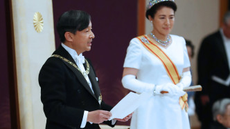 日皇德仁身穿最高級別的黑色燕尾服、戴上白煲呔，皇后雅子則穿上中禮服。