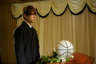 姜涛拍MV除了向亡友倾诉时感触落泪，拍完灵堂一幕他望著个棺材都一直哭。