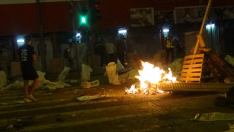 示威者在旺角多番縱火。