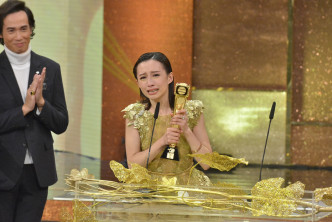 声泪俱下

捱咗8年，龚嘉欣于16年夺台庆「最佳女配角」奖，边讲边喊。