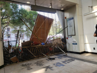大学站内部损毁严重。