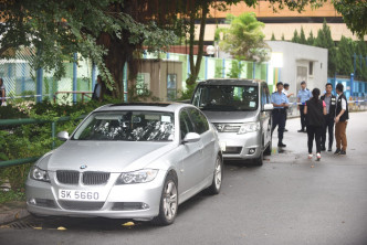 警方其後在大埔宏福苑對出截獲涉事寶馬，但車上無人。徐裕民攝