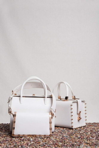 左/Gabriela Hearst白色手袋/各/售價待定/L、右/白色Sabi Bag/$24,500/Lane Crawford,飾以獨特的金屬細節,帶來吸睛焦點。