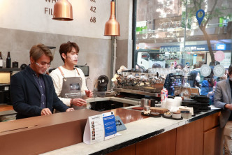 Jeffrey為咖啡店擔任星級店長。