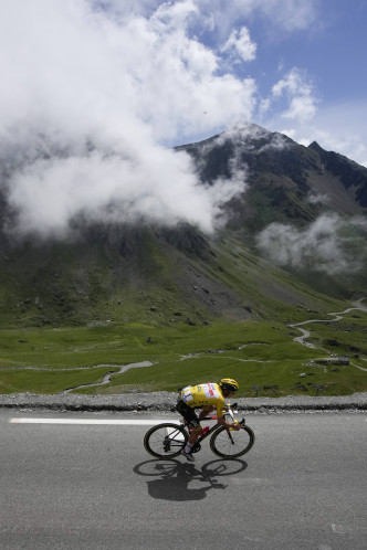 波加薩爾在圖馬列山（Col du Tourmalet）騎行。 AP