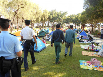 康文署职员今日在大埔海滨公园进行巡查。政府新闻处