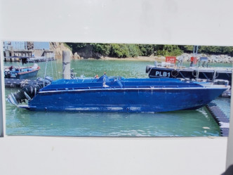 检获快艇涉及非法改装大马力以及无船牌号码的快艇。