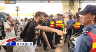 示威者包围聂德权汽车阻止离开。NOWTV截图