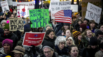 民众纽约上街游行集会促弹劾特朗普。AP图