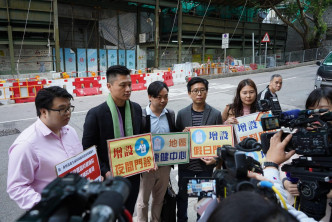 关注组成员与向副局长徐德义表达诉求。
