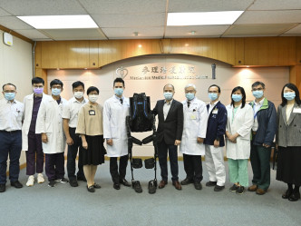 医管局港岛西联网医院行政总监邓锦成（右六），玛丽医院矫型及创伤外科部门主管黄一华（右五）。