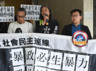 社民連「長毛」梁國雄(中)。