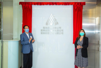 滙業財經集團非執行董事陳坤耀（左）及區麗莊（右）。滙業圖片