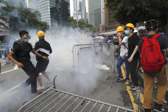 香港修订《逃犯条例》示威演变成激烈冲突引发国际关注。AP图片