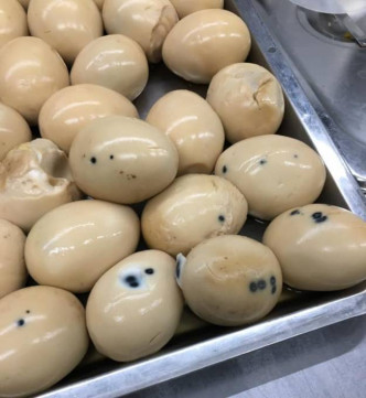 一大盆滷蛋中有幾顆蛋白上布滿了詭異黑點。爆怨2公社fb