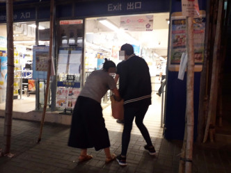 中年妇人昨晚疑在在大埔墟大荣里一间超市偷窃，女职员抢回盛载涉嫌被盗货品的环保袋，妇人抢回袋内的手机。李殷摄