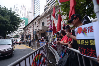 陈浩天抵FCC演讲，支持反对团体场外抗议。
