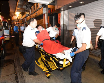 警方接报到场，将伤者送院。