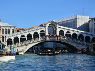 意大利威尼斯名胜里阿尔托桥。网图