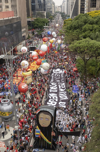 聖保羅有成千上萬市民示威要求博爾索納羅下台。AP