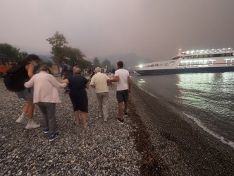埃維亞島逾千島民連夜乘渡輪撤離。AP