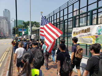 有示威者带同美国国旗到场。