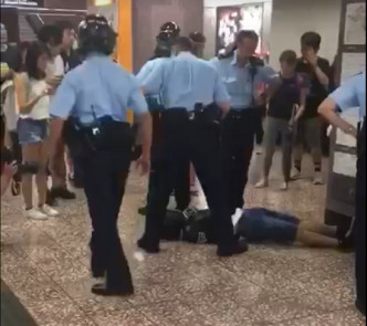 一名怀疑示威者昨晚在太子站被多名警员制服压倒在地。网上图片