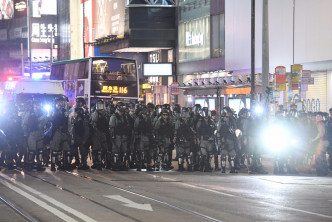 防暴警察與人群對峙
