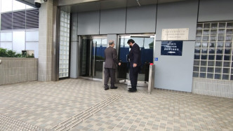郭永鴻的代表律師到達機場警署。