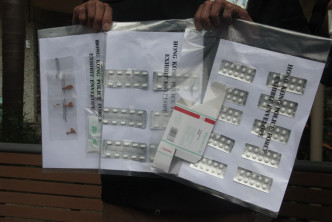 警方在現場發現兩包相信用過的懷疑老鼠藥，及大量藥物，部分相信是安眠藥。
