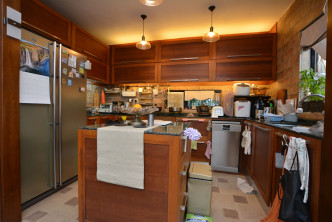廚房設有中島櫃及多組廚櫃，方便收納。