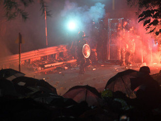 中文大學爆發示威者與警察嚴重衝突。