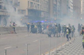 警方多次发射催泪弹及橡胶子弹驱散示威者