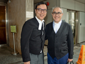 资深大律师鲍进龙(左)。资料图片