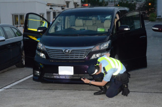 警方放蛇打击「白牌车」，租用3辆私家车，分别由荃湾前往荃湾关门口街一间酒店、汀九一间酒店及机场。