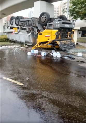 青衣有油車翻車。網上圖片