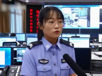 接线女警员忆述事件。 
 影片截图