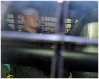 4名被告由囚车押往荔枝角收押所。