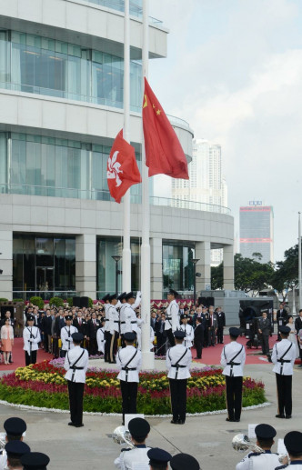 仪式举行时，国旗与区旗在国歌伴奏下升起。