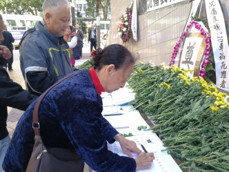 区议会在大埔综合大楼外摆放街站让市民签吊唁册