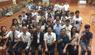陳茂波就到天水圍的母校天主教培聖中學，與應屆DSE考生及老師交流。