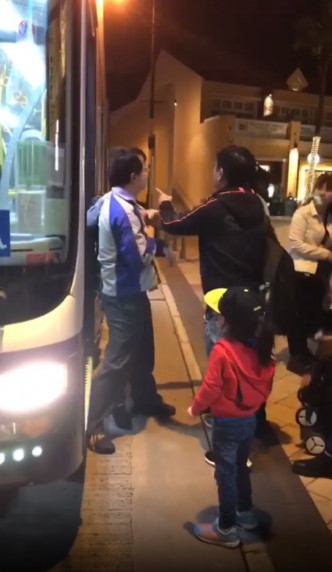 大媽與親友怒打巴士司機。
巴士台 HK Bus Channel影片截圖