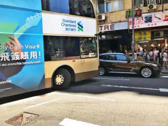 紅磡有房車違泊阻巴士駛走。網民William Kong  圖片