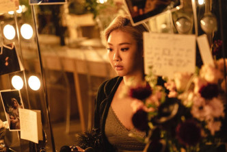 为新歌《先哭为敬》MV饰演舞台女演员，挑战演技。