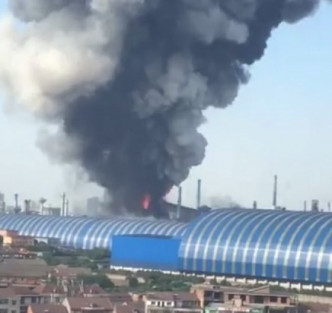 炼钢厂高炉爆炸冒蘑菇云。网上图片