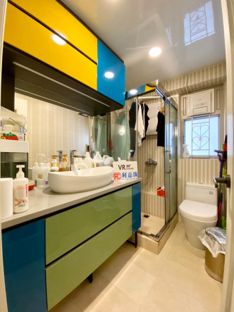 主人房浴室及客厕均设有洗手盆柜，方便收纳衞浴用品。
