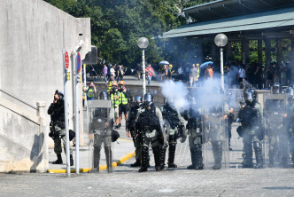 警方施放催泪弹。